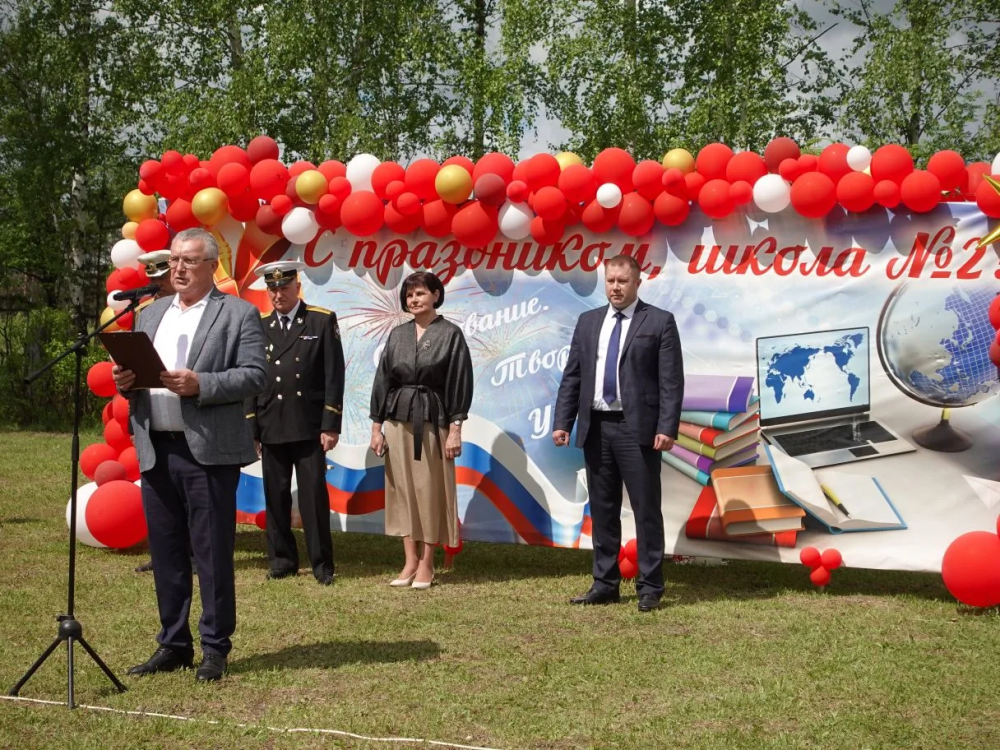 Александр Итальянцев поздравил школьников города Никольска с последним звонком Александр Итальянцев поздравил школьников города Никольска с последним звонком