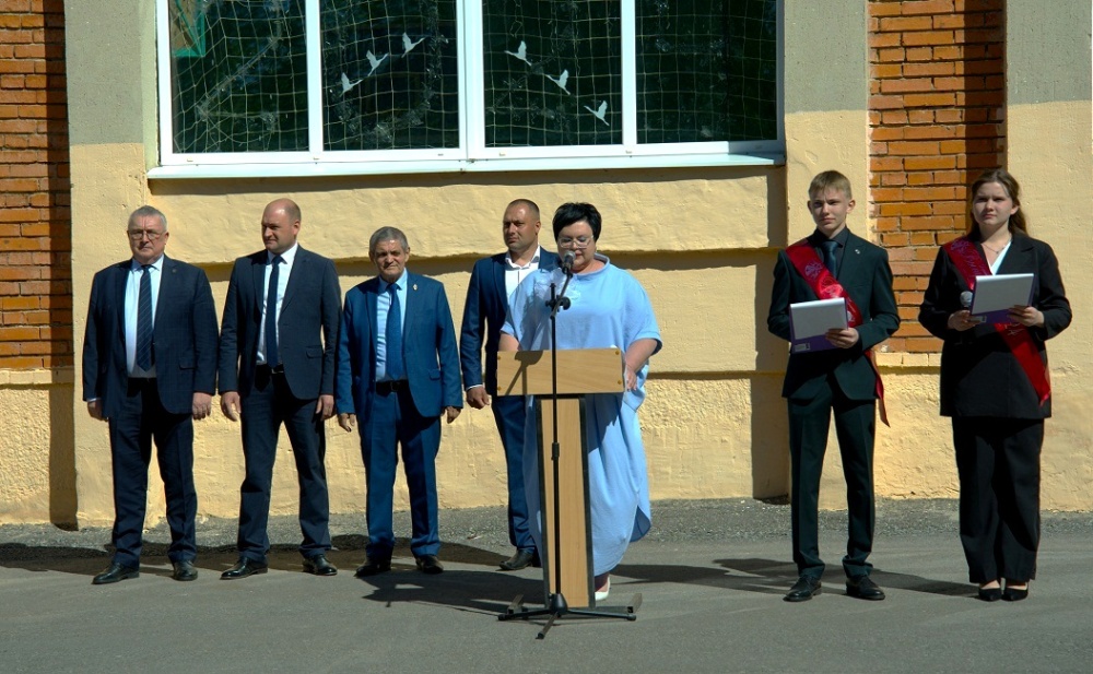 В школах Иссинского района прозвенел последний звонок В школах Иссинского района прозвенел последний звонок