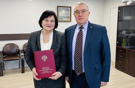 Александр Итальянцев вручил Почетную грамоту Министерства строительства и жилищно-коммунального хозяйства РФ
